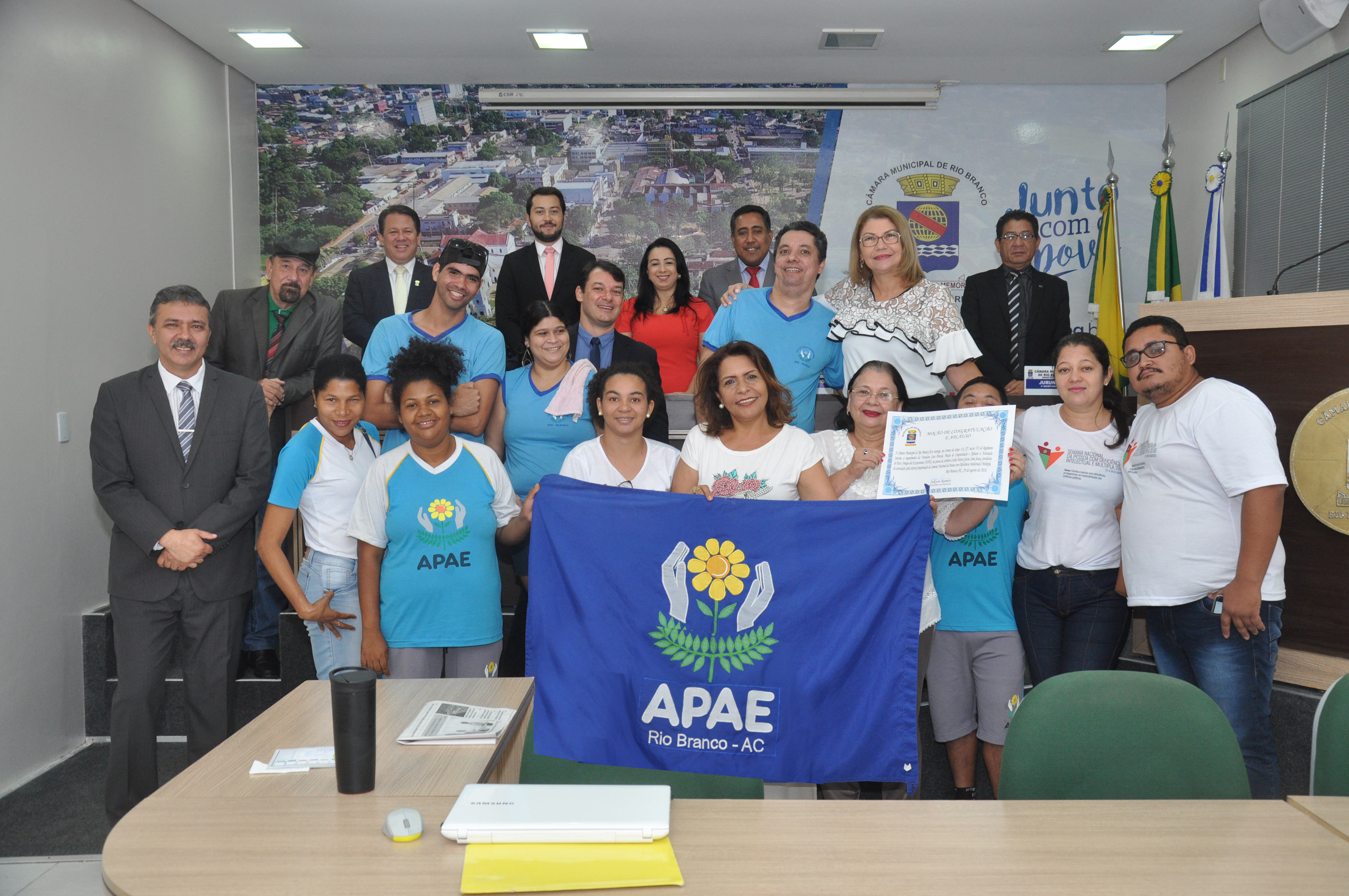 Lene Petecão entrega Moção de Congratulação e Aplauso para APAE