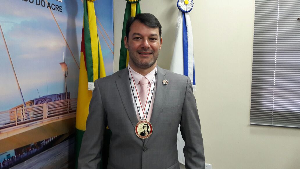 Roberto Duarte recebe “Medalha Alferes Tiradentes” como vereador mais atuante de 2017