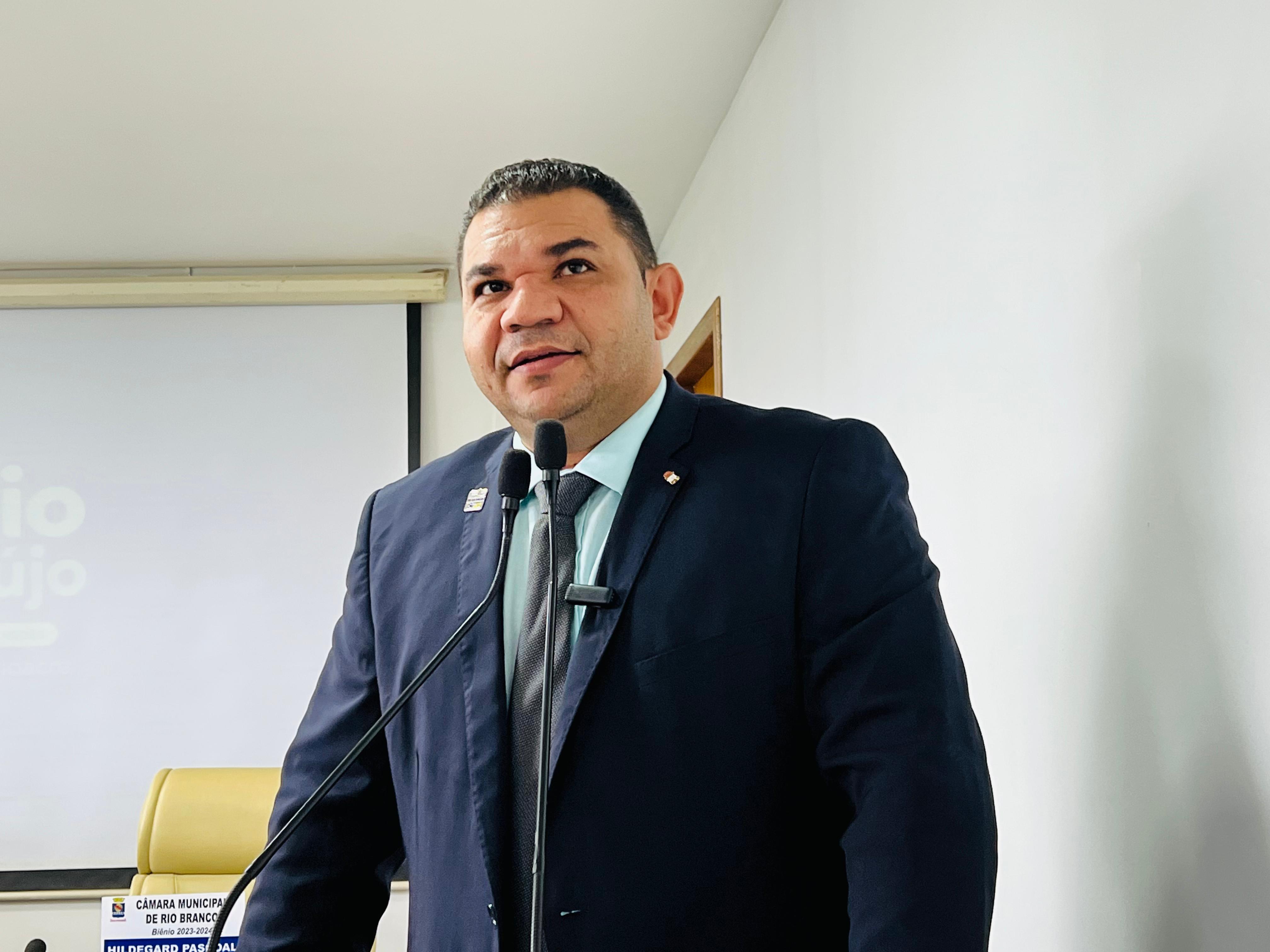 Vereador Fábio Araújo cobra melhorias nos ramais da Capital