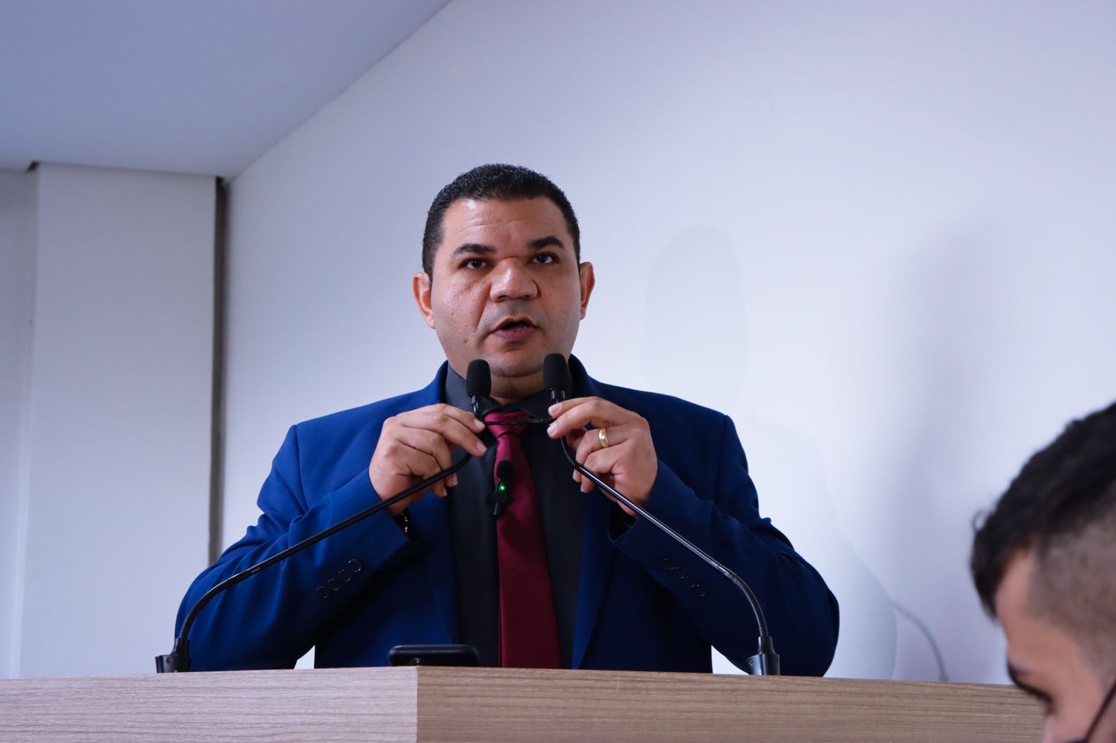 Vereador Fábio Araújo questiona esclarecimentos apresentados por Joabe Lira a respeito das acusações de suposto assédio moral   